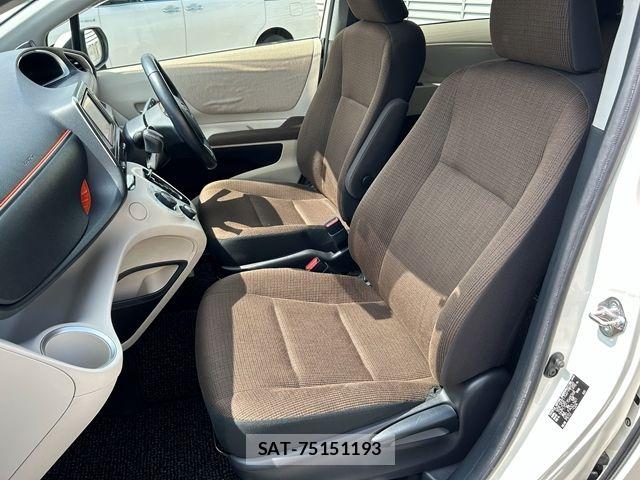Toyota SIENTA 2016-05 8831614-15
