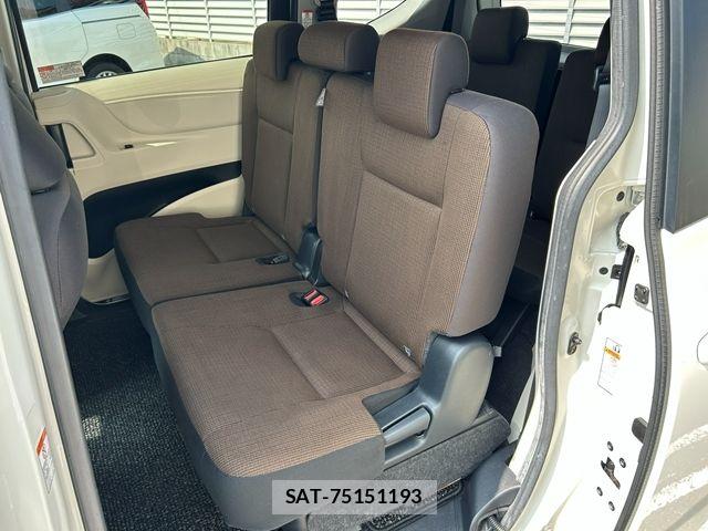 Toyota SIENTA 2016-05 8831614-16