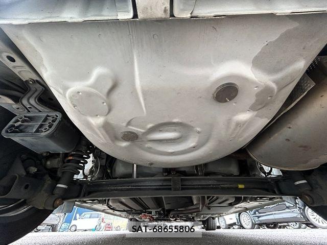 Toyota SIENTA 2015-08 8831613-26