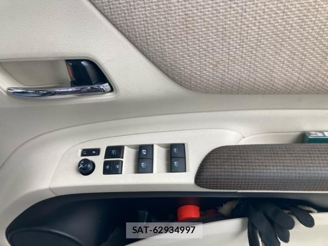 Toyota SIENTA 2016-01 8831616-17