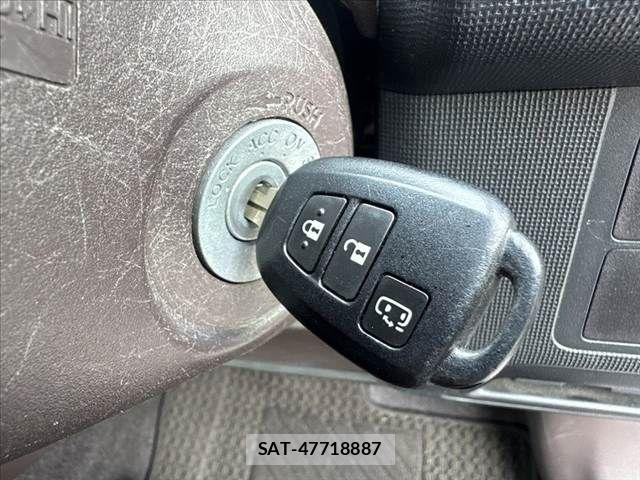 Toyota SPADE 2014-10 7458062-26
