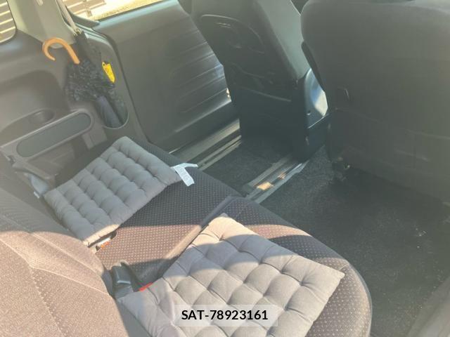 Toyota SPADE 2013-04 8231857-8