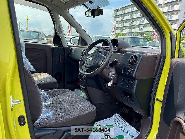 Toyota SPADE 2013-06 8563624-25