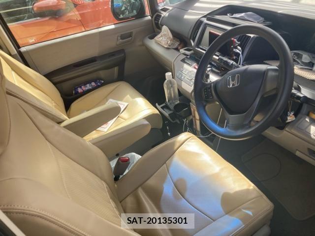 Honda e 2010-07 6673758-11