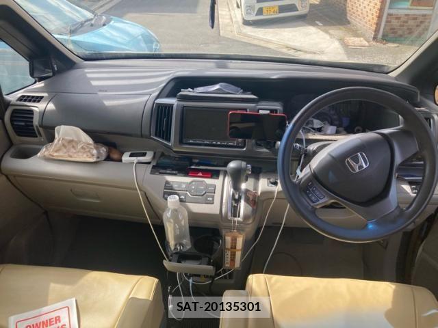 Honda e 2010-07 6673758-15