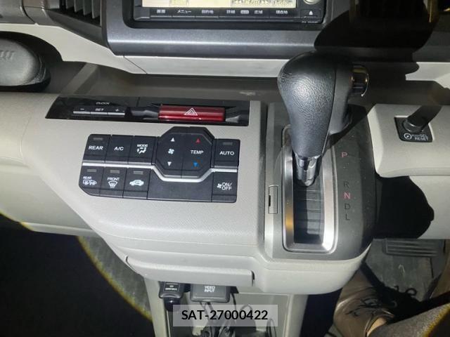 Honda e 2011-06 6913495-16