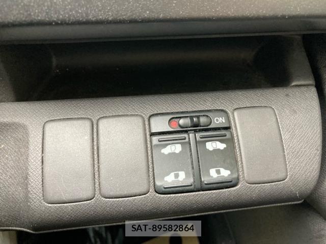 Honda e 2011-07 7021656-21