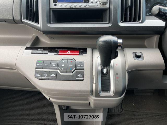 Honda e 2010-04 7394275-7