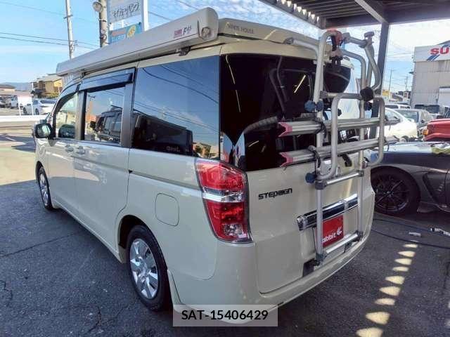 Honda e 2011-06 7620320-6