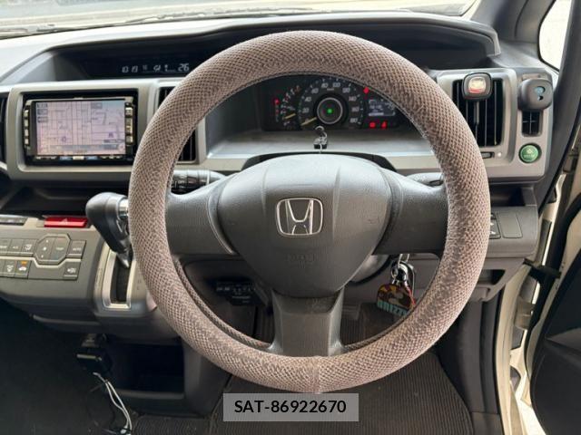 Honda e 2011-03 7789408-12