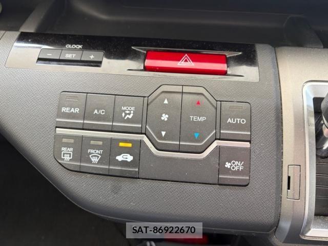Honda e 2011-03 7789408-17
