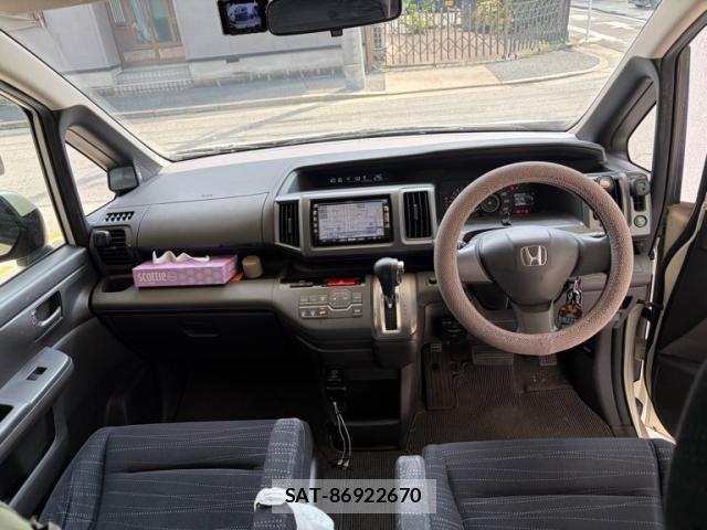 Honda e 2011-03 7789408-7