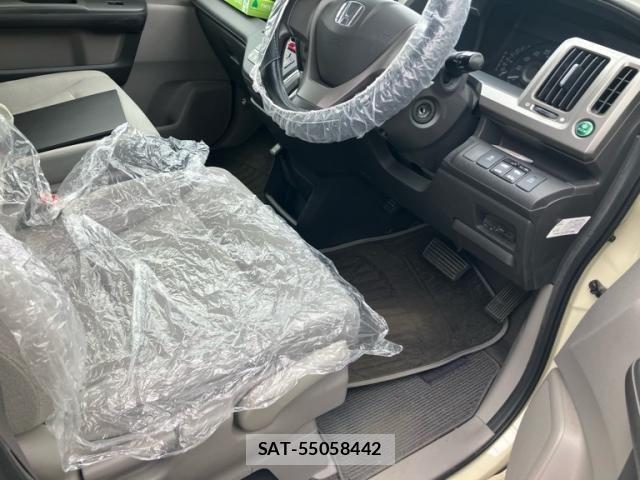 Honda e 2012-06 8038442-14