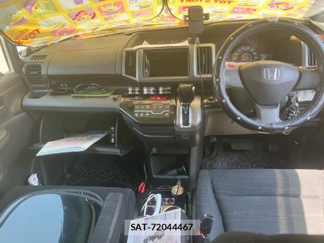 Honda e 2010-03 8132498-12