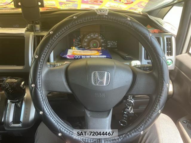 Honda e 2010-03 8132498-14
