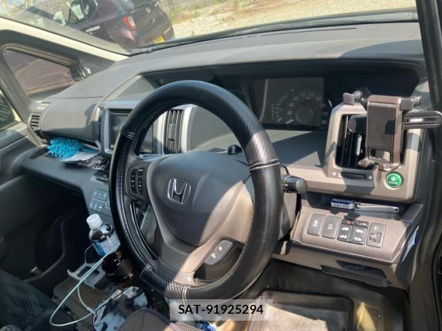 Honda e 2012-08 8210396-8
