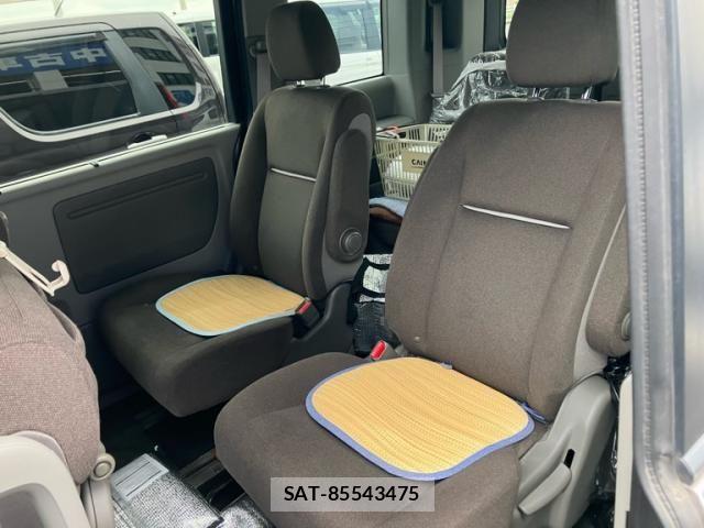 Honda e 2015-10 8368972-8