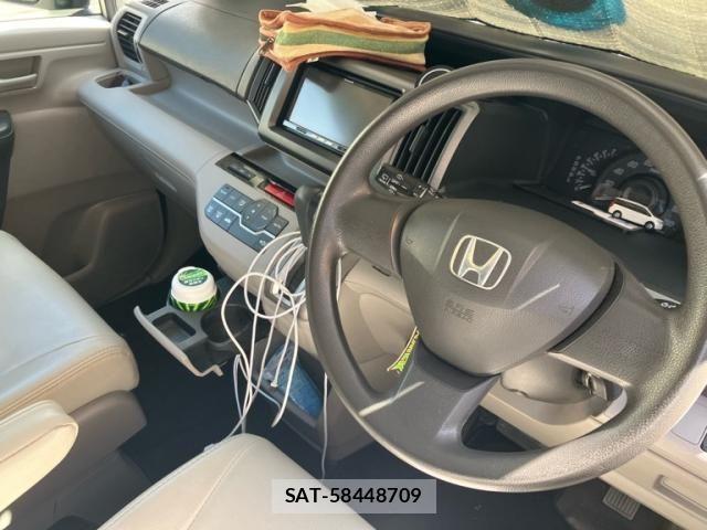 Honda e 2010-04 8368977-13