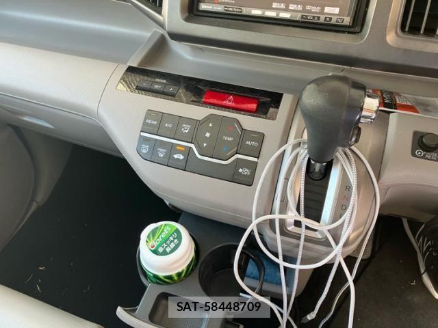 Honda e 2010-04 8368977-15