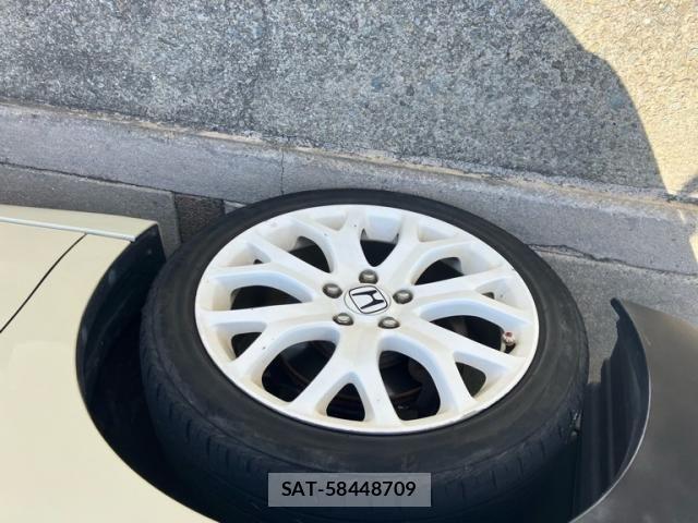 Honda e 2010-04 8368977-1