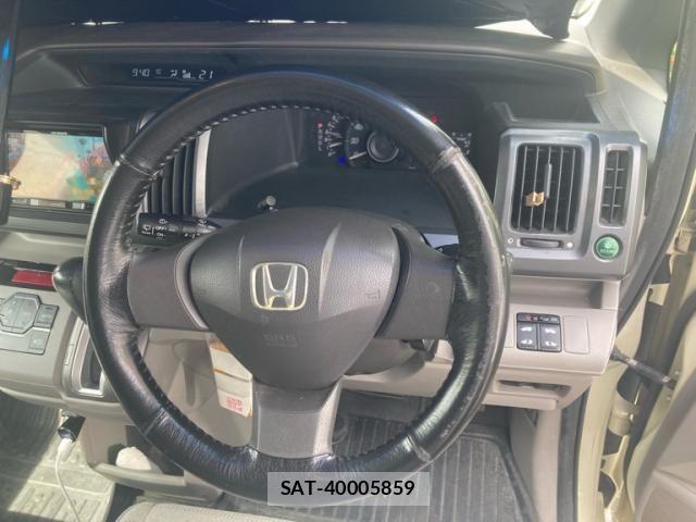 Honda e 2010-06 8563639-13