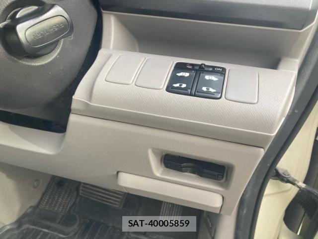 Honda e 2010-06 8563639-14