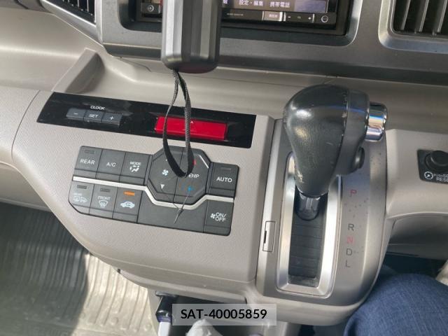 Honda e 2010-06 8563639-25