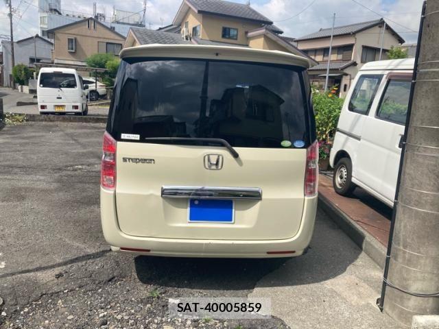 Honda e 2010-06 8563639-3
