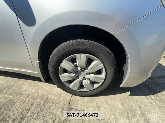 Honda e 2011-10 8666946-8