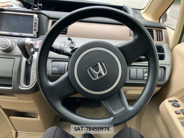 Honda e 2009-04 8666948-17