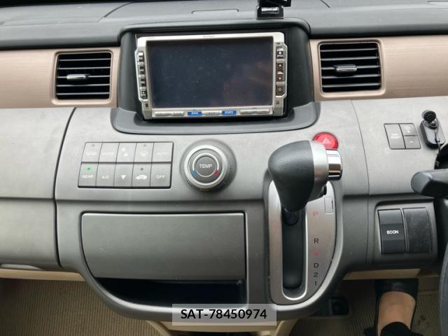 Honda e 2009-04 8666948-19
