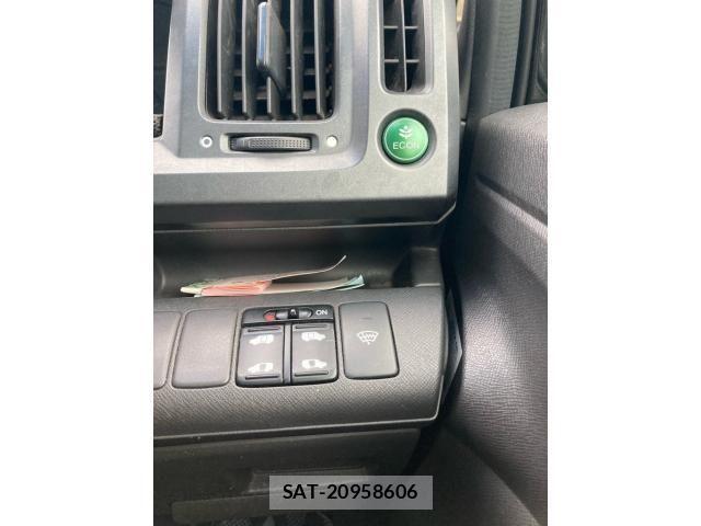 Honda e 2011-06 7217796-14