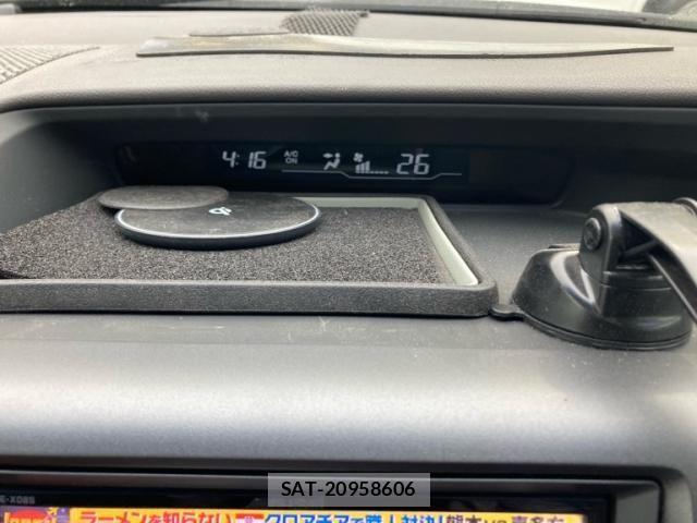 Honda e 2011-06 7217796-16
