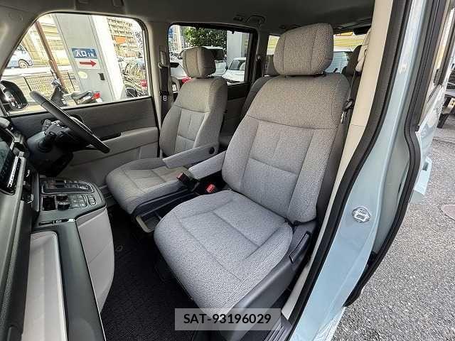 Honda STEP WGN 2025-05 7330298-27