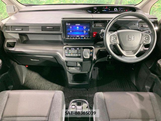 Honda STEP WGN 2022-01 8527518-1