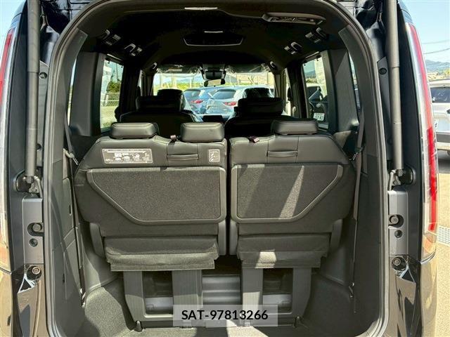 Honda STEP WGN 2026-05 8882310-18