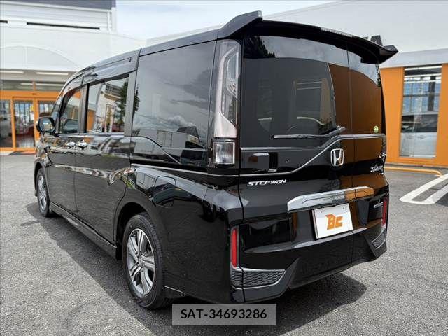 Honda STEP WGN 2018-03 7562918-12
