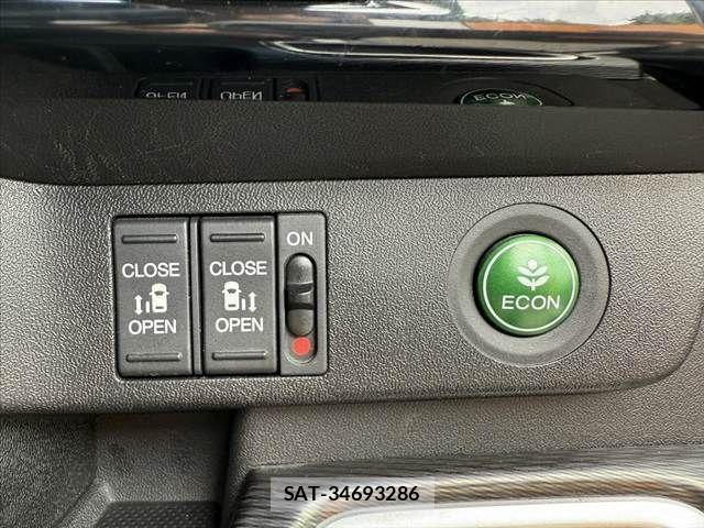 Honda STEP WGN 2018-03 7562918-24