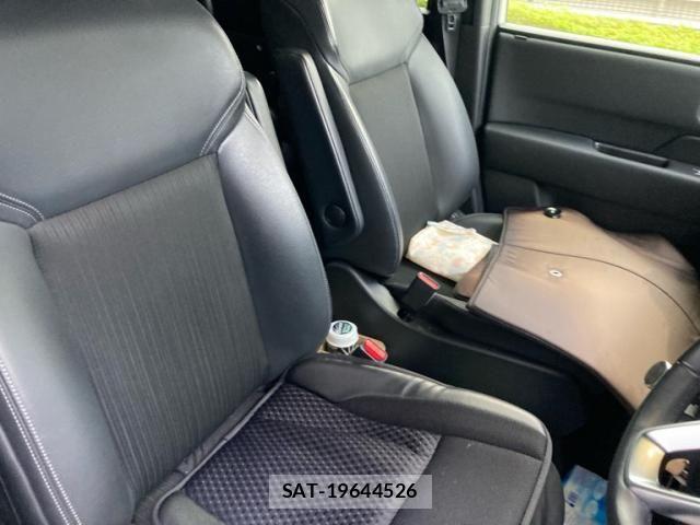 Honda STEP WGN 2023-04 7879658-13
