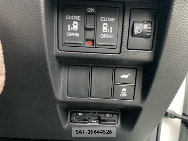 Honda STEP WGN 2023-04 7879658-14