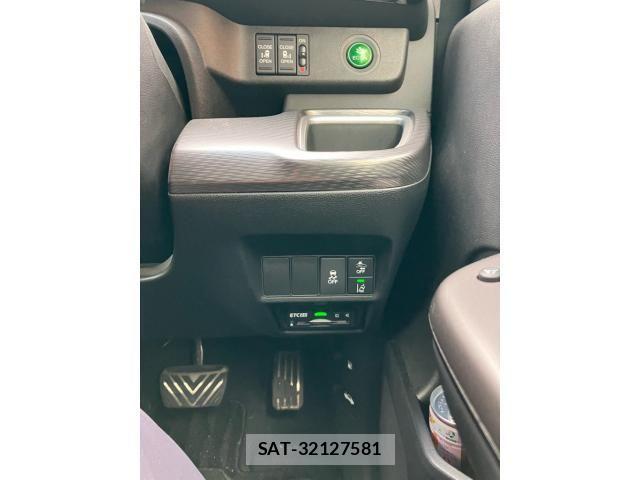 Honda STEP WGN 2022-01 7963895-17