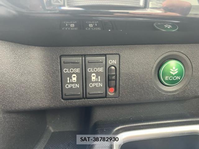 Honda STEP WGN 2016-05 8210423-16