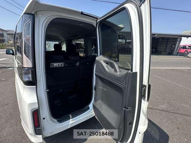 Honda STEP WGN 2018-04 8355659-12