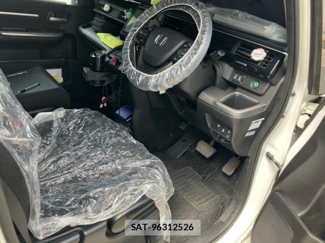 Honda STEP WGN 2018-03 8831798-15