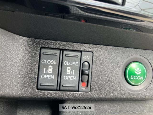 Honda STEP WGN 2018-03 8831798-16