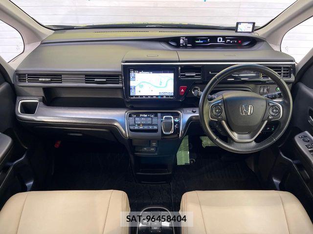 Honda STEP WGN 2018-02 8231940-1