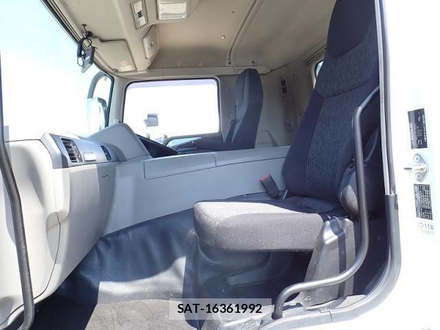 Mitsubishi GREAT 2017-10 8038560-11