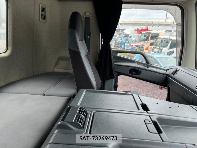 Mitsubishi GREAT 2018-04 8210480-13