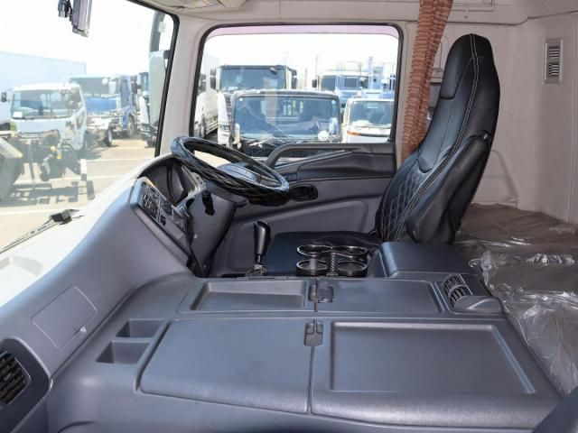 Mitsubishi GREAT 2016-04 8311154-28