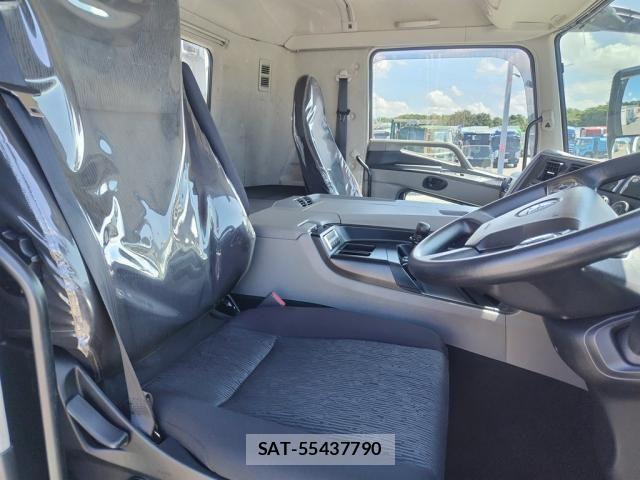 Mitsubishi GREAT 2021-02 8882430-18